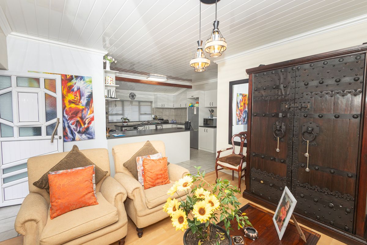 Three bedroom House for Sale Oakdale - Photo 3