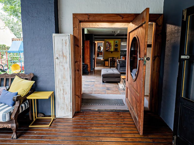 Architectural Elegance Meets Modern Family Living in a Prime Cul-de-Sac Location - Photo 2