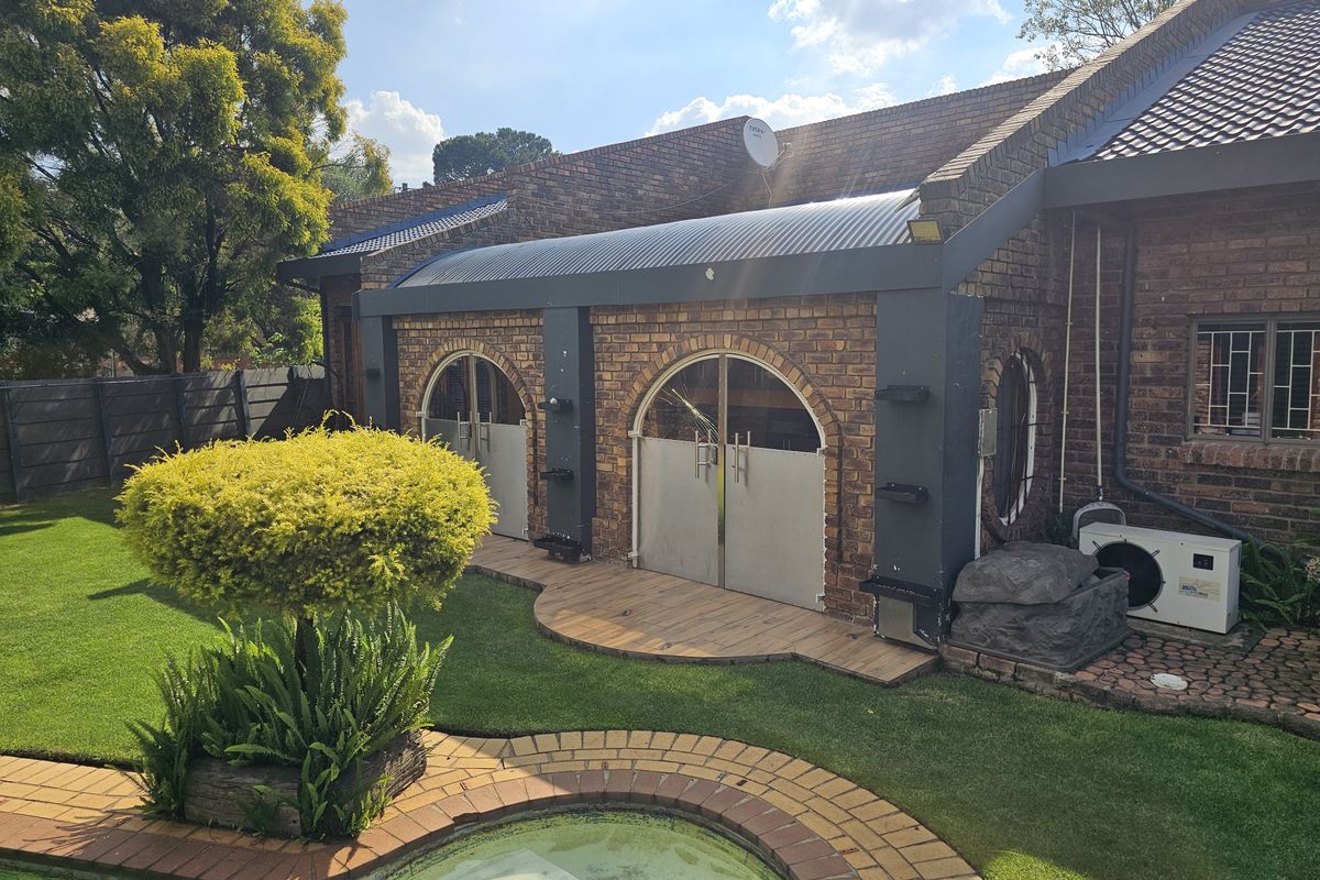 Modern Luxury Family Home with Exceptional Entertainment Features - Photo 2