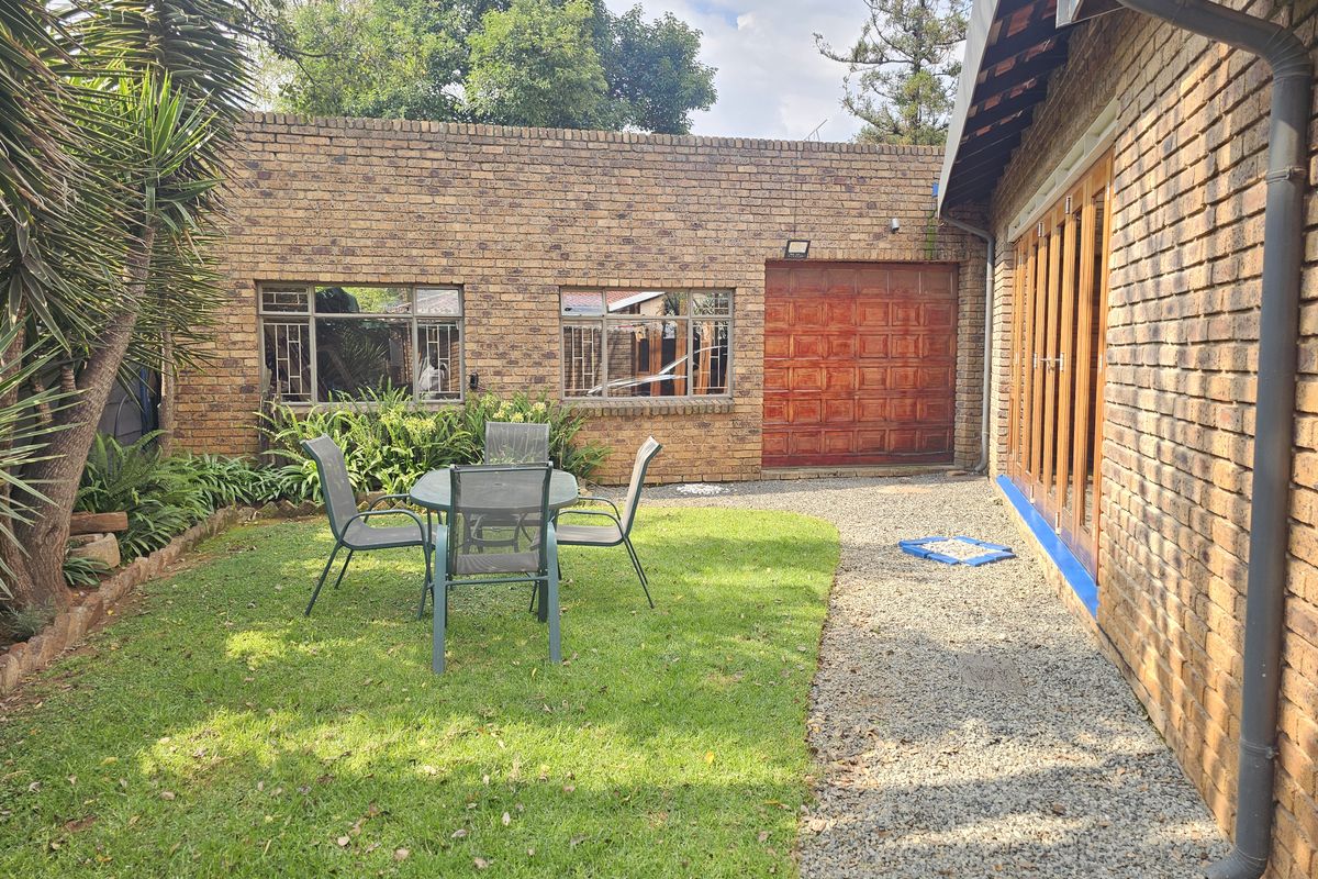 Modern Luxury Family Home with Exceptional Entertainment Features - Photo 4