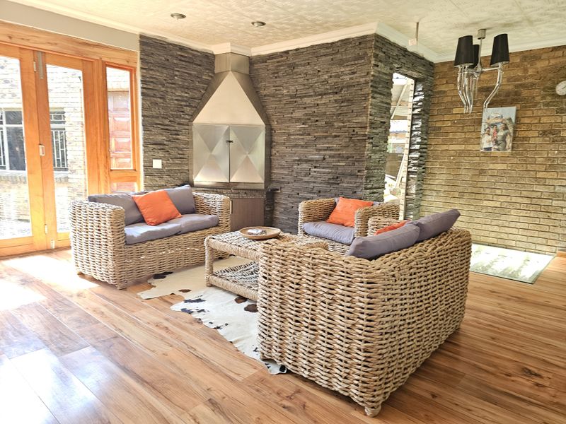 Modern Luxury Family Home with Exceptional Entertainment Features - Photo 10