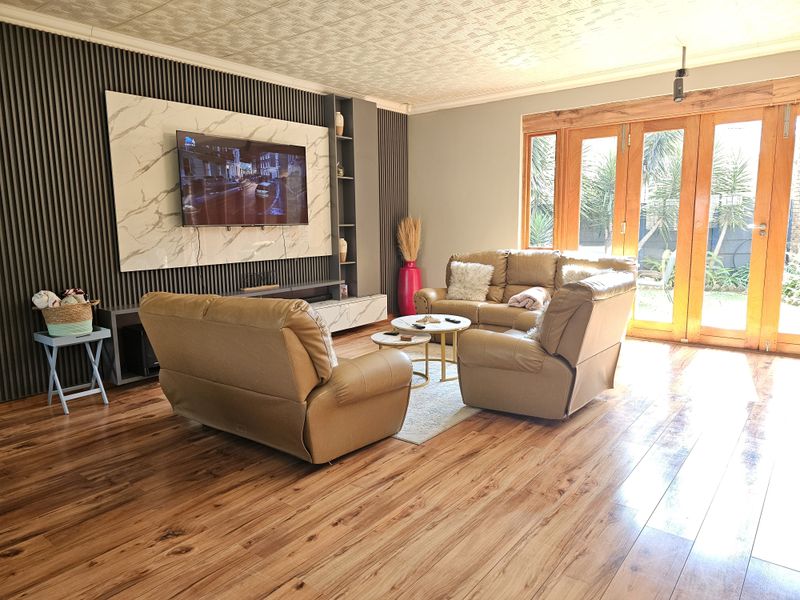 Modern Luxury Family Home with Exceptional Entertainment Features - Photo 8