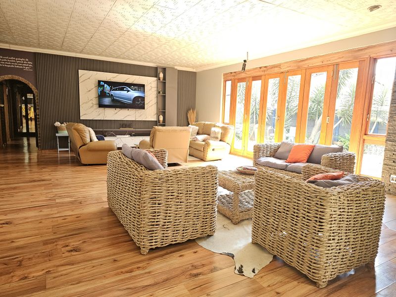 Modern Luxury Family Home with Exceptional Entertainment Features - Photo 9