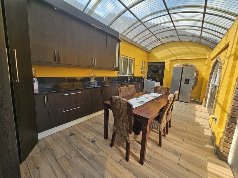 Modern Luxury Family Home with Exceptional Entertainment Features - Photo 6