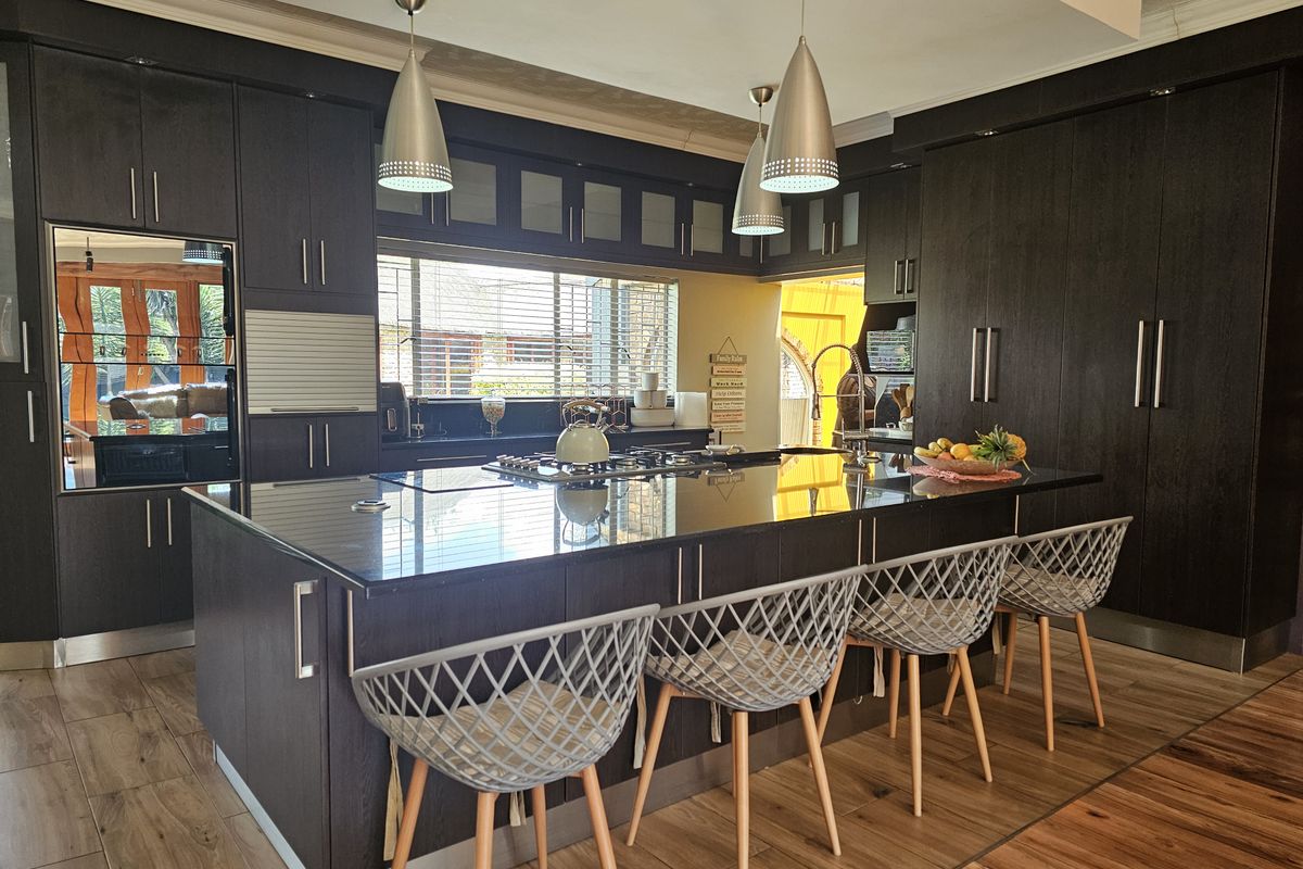 Modern Luxury Family Home with Exceptional Entertainment Features - Photo 5