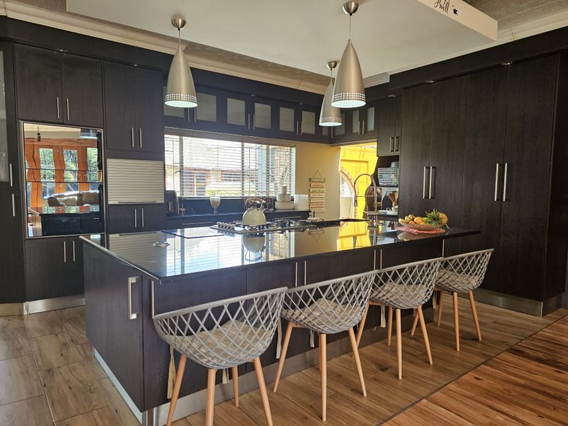 Modern Luxury Family Home with Exceptional Entertainment Features - Photo 5