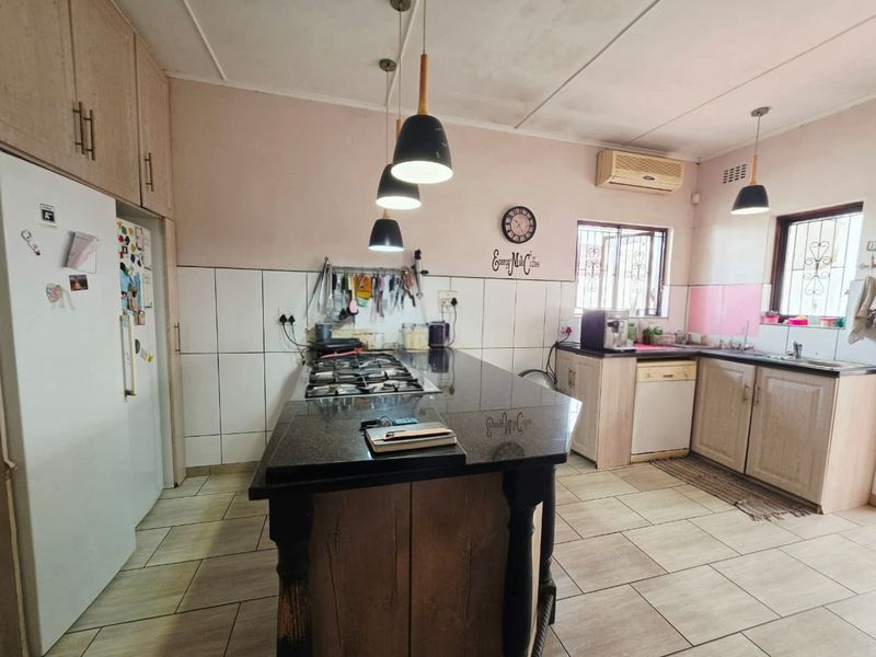 5 bedroom house - Photo 4