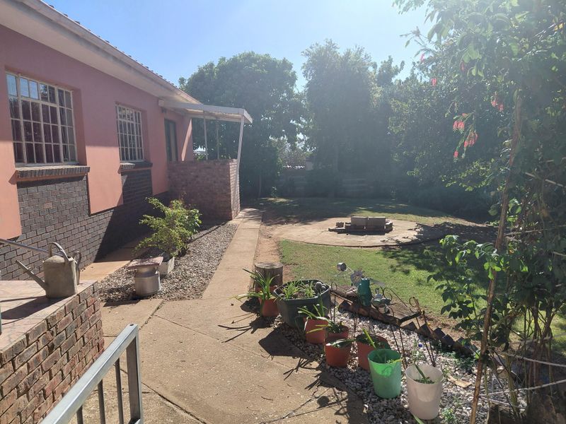 Spacious 4-Bedroom Home with Flatlet – Great Income Potential in Bothasrus - Photo 3