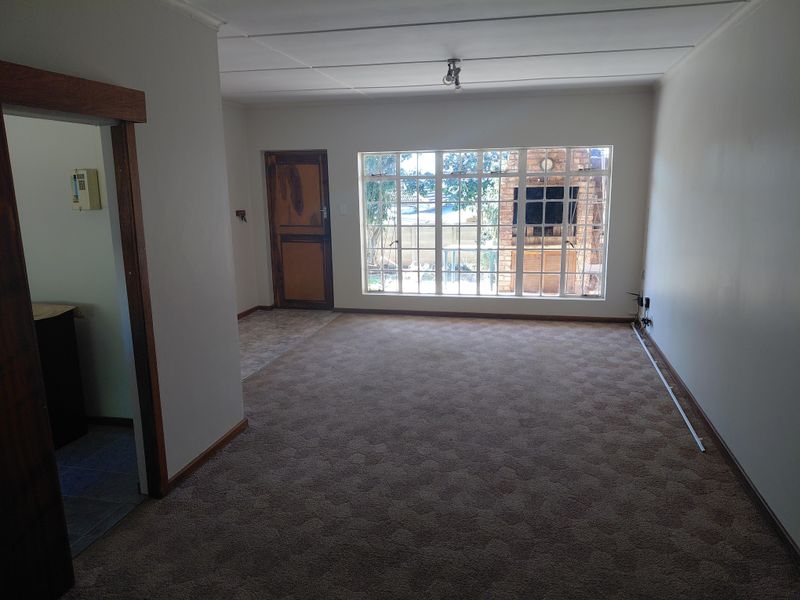 Spacious 4-Bedroom Home with Flatlet – Great Income Potential in Bothasrus - Photo 9