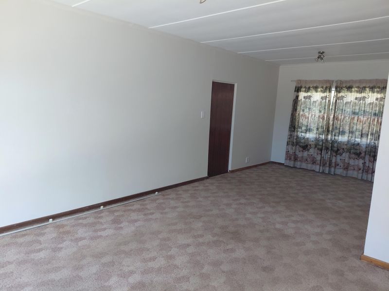Spacious 4-Bedroom Home with Flatlet – Great Income Potential in Bothasrus - Photo 8