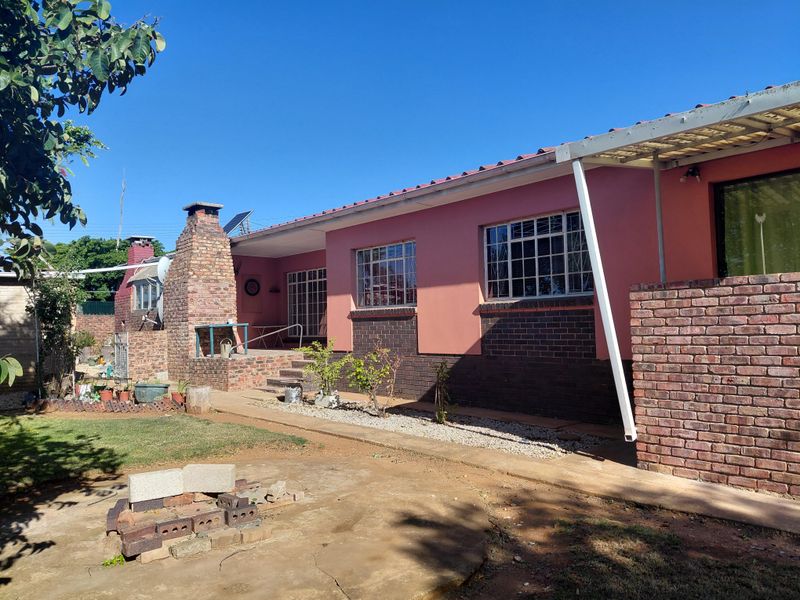 Spacious 4-Bedroom Home with Flatlet – Great Income Potential in Bothasrus - Photo 7