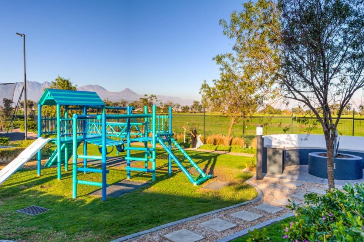 Chic 2-Bedroom Oasis in De Velde Estate — Prime Location & Amenities - Photo 3