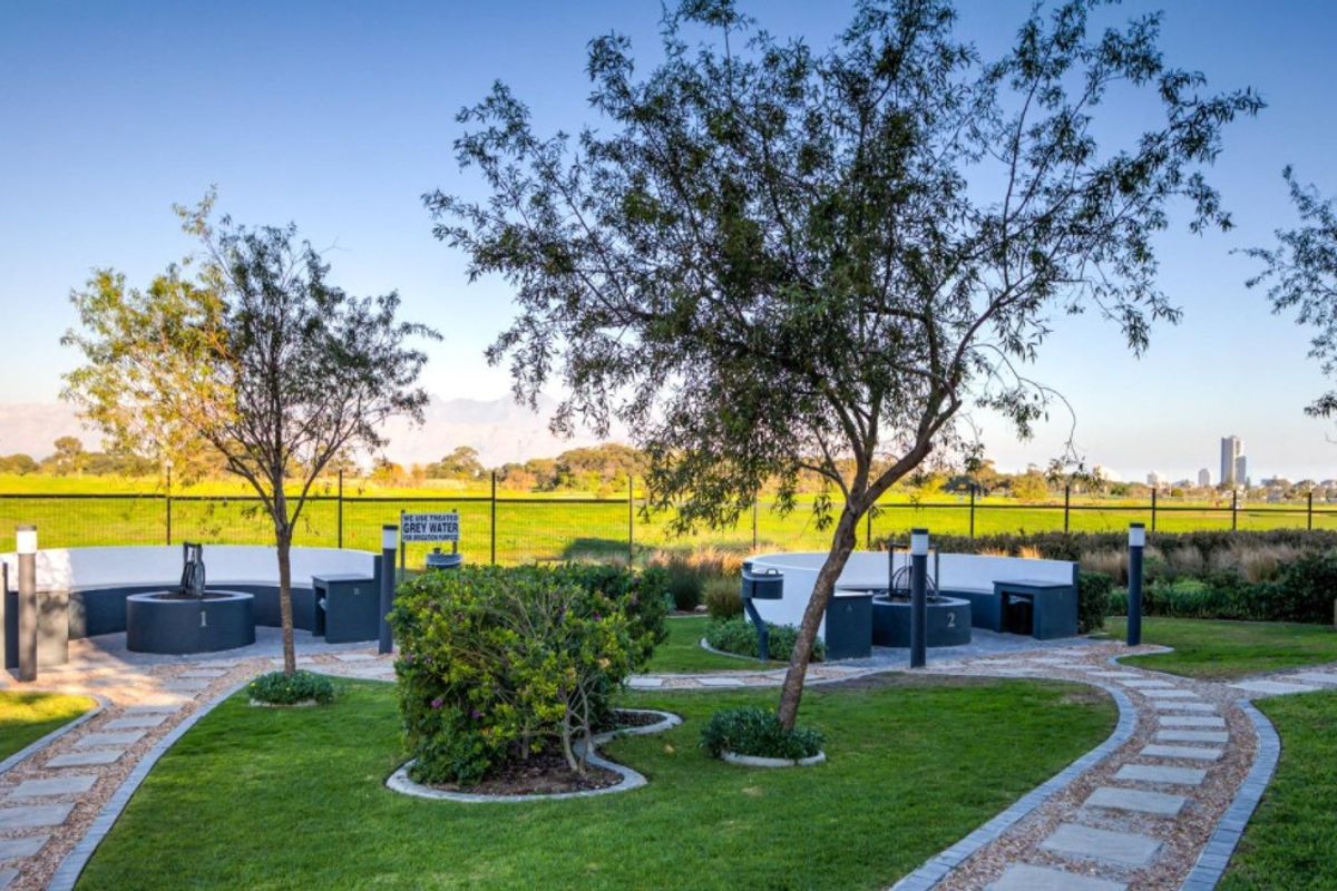 Chic 2-Bedroom Oasis in De Velde Estate — Prime Location & Amenities - Photo 2