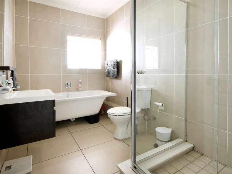 Chic 2-Bedroom Oasis in De Velde Estate — Prime Location & Amenities - Photo 9