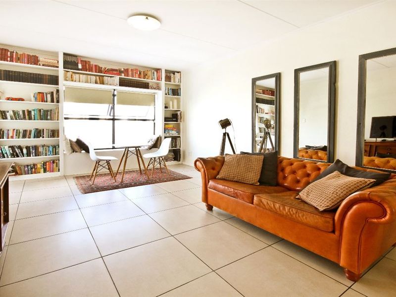 Chic 2-Bedroom Oasis in De Velde Estate — Prime Location & Amenities - Photo 5