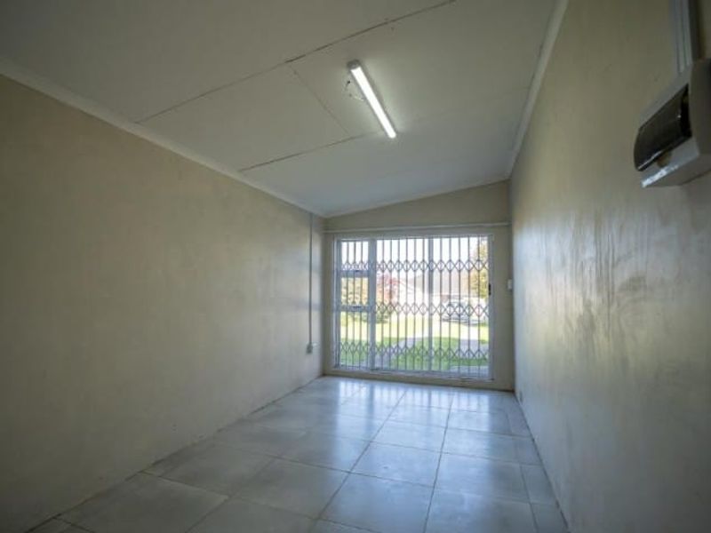 Charming Garden Flat – Available Immediately - Amalinda (Shared property) - Photo 3