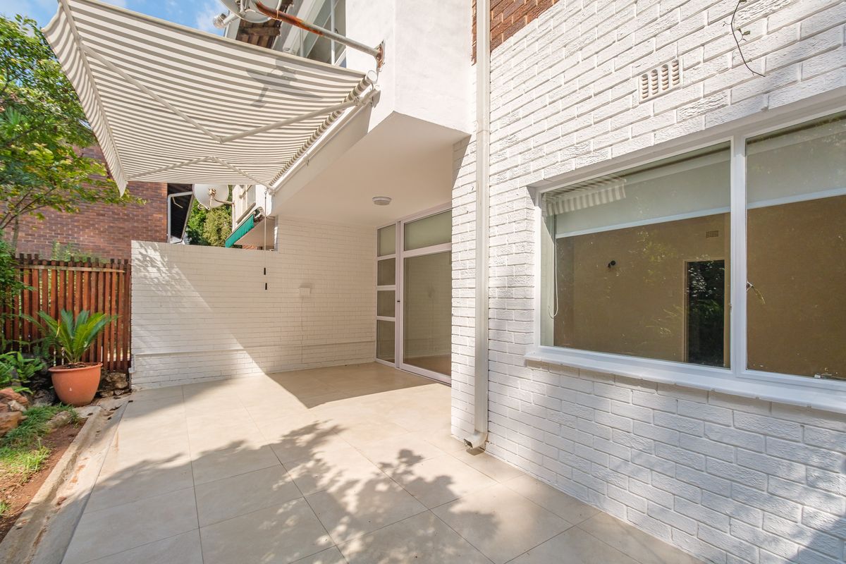 Spacious Renovated 2-Bedroom Apartment in Prime Sandton Location – North-Facing with Garden & Patio - Photo 2