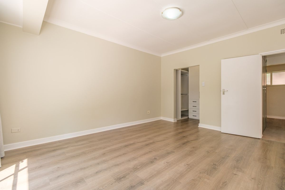 Spacious Renovated 2-Bedroom Apartment in Prime Sandton Location – North-Facing with Garden & Patio - Photo 5