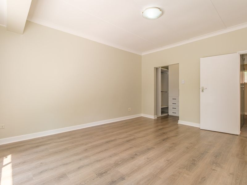 Spacious Renovated 2-Bedroom Apartment in Prime Sandton Location – North-Facing with Garden & Patio - Photo 5