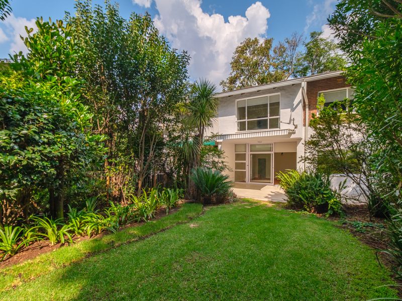 Spacious Renovated 2-Bedroom Apartment in Prime Sandton Location – North-Facing with Garden & Patio - Photo 10