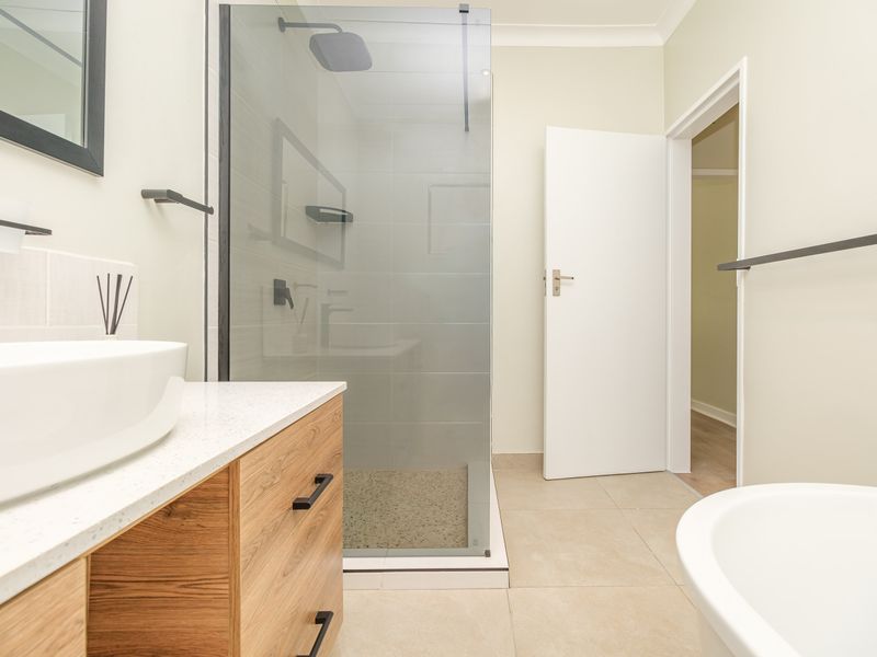 Spacious Renovated 2-Bedroom Apartment in Prime Sandton Location – North-Facing with Garden & Patio - Photo 6