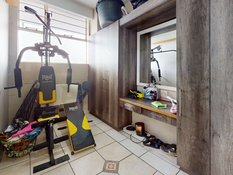 2.5 Bedroom Apartment for Sale in Denlee – Revamped Open-Plan Kitchen, Pool & Secure Living - Photo 9