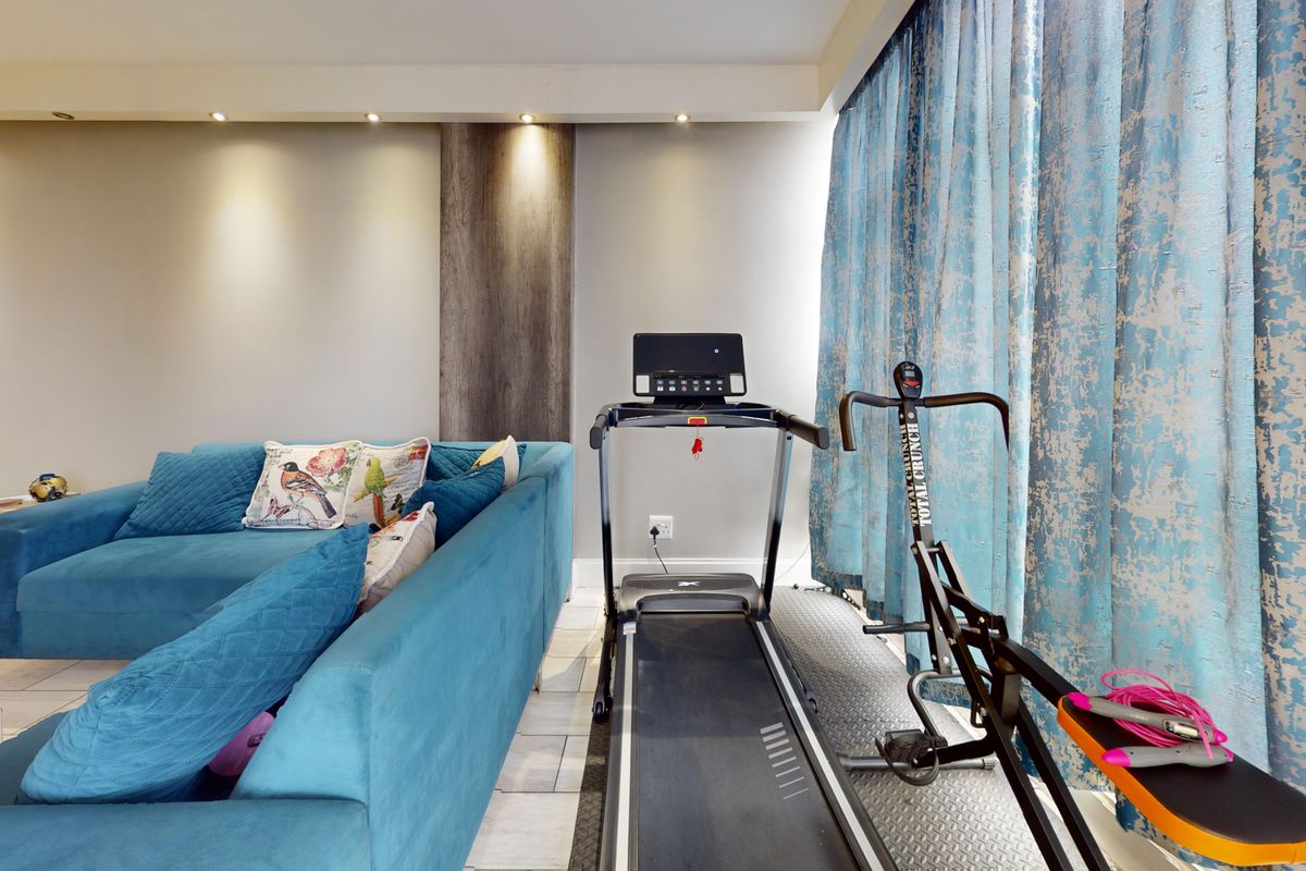 2.5 Bedroom Apartment for Sale in Denlee – Revamped Open-Plan Kitchen, Pool & Secure Living - Photo 5