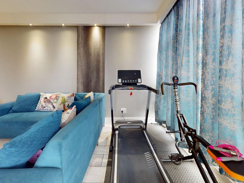 2.5 Bedroom Apartment for Sale in Denlee – Revamped Open-Plan Kitchen, Pool & Secure Living - Photo 5