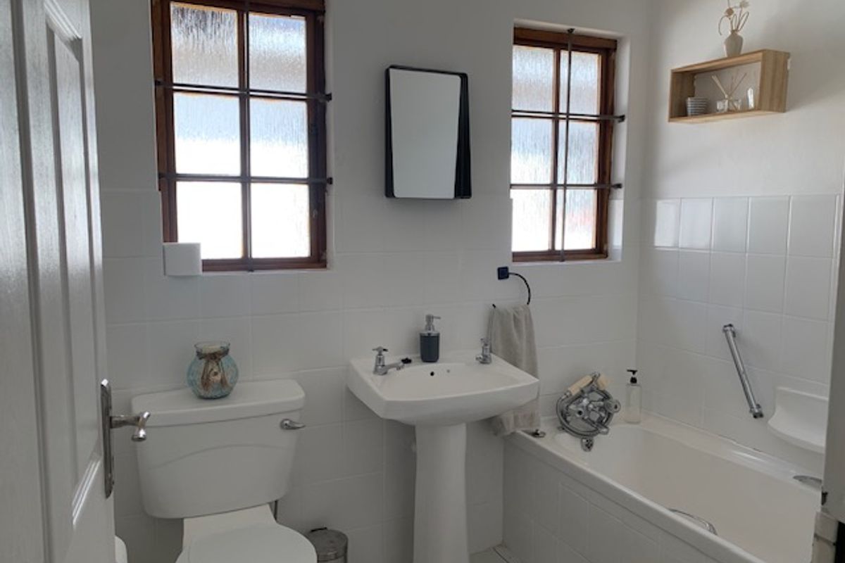 Three Bedroom House in Chiltern Hills - Photo 4