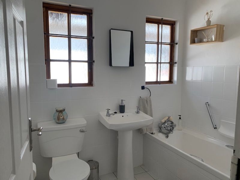 Three Bedroom House in Chiltern Hills - Photo 4