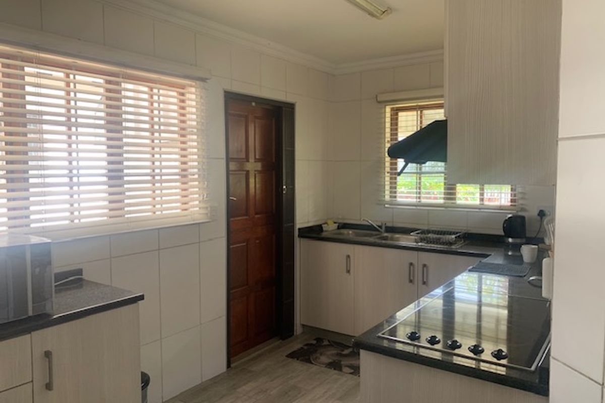 Three Bedroom House in Chiltern Hills - Photo 2