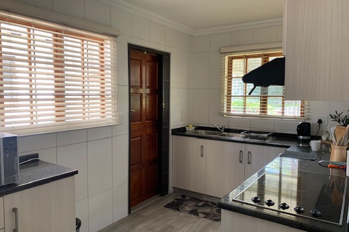 Three Bedroom House in Chiltern Hills - Photo 3