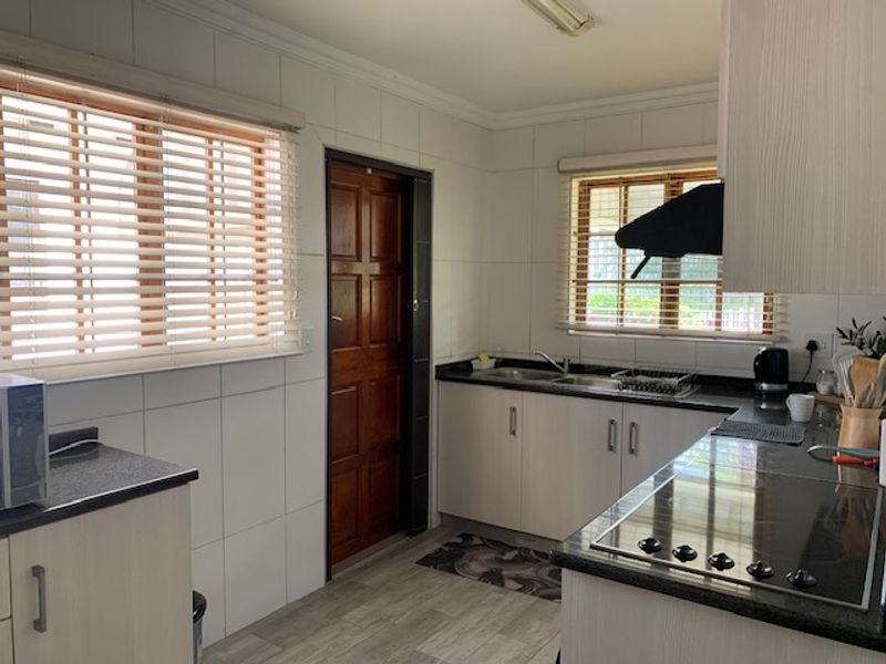 Three Bedroom House in Chiltern Hills - Photo 3