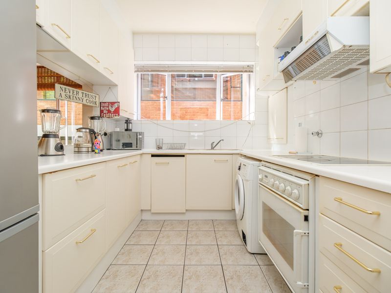 Spacious 3-Bedroom Apartment to Rent in Illovo – Prime Location - Photo 9