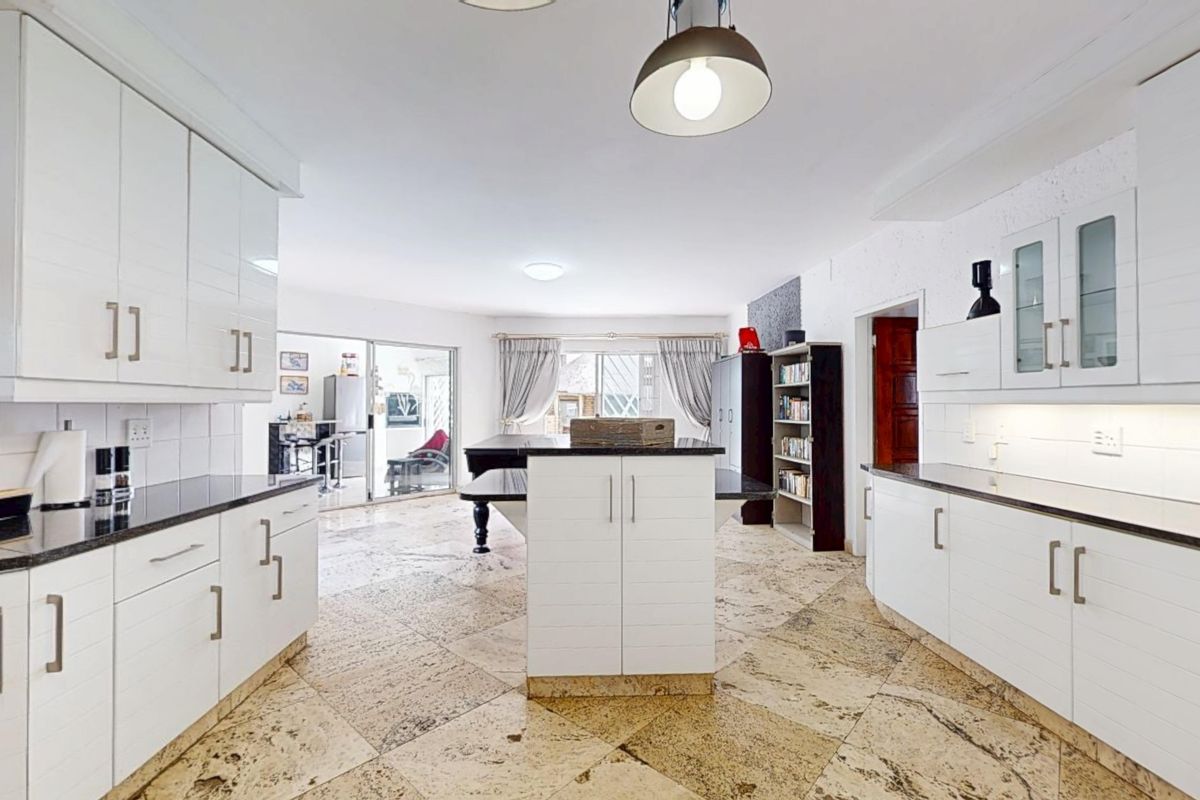 Elegant Family Living in a Sought-After Gated Estate – Sunward Park - Photo 4