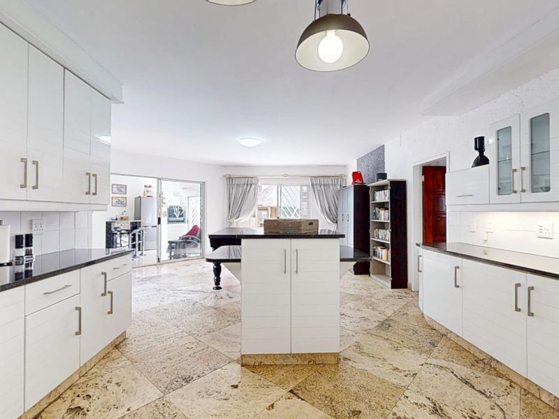 Elegant Family Living in a Sought-After Gated Estate – Sunward Park - Photo 4