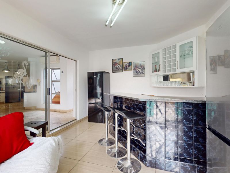 Elegant Family Living in a Sought-After Gated Estate – Sunward Park - Photo 10