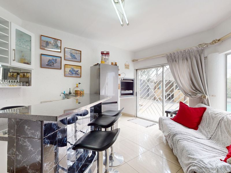 Elegant Family Living in a Sought-After Gated Estate – Sunward Park - Photo 9