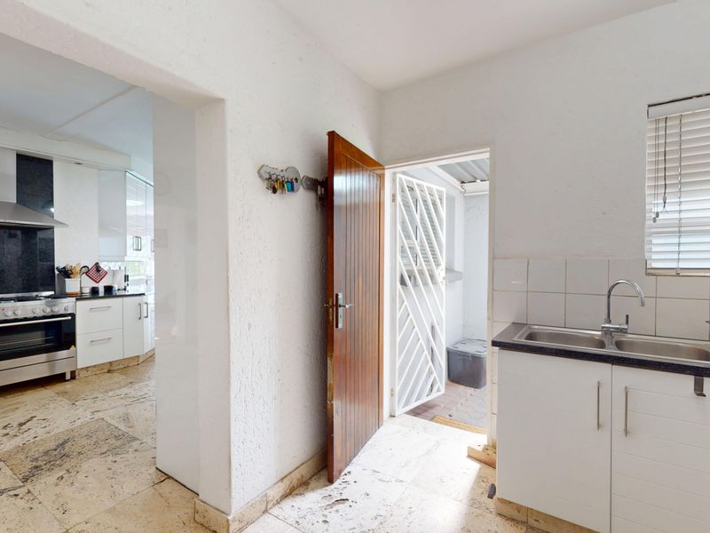 Elegant Family Living in a Sought-After Gated Estate – Sunward Park - Photo 8