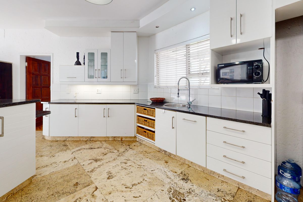 Elegant Family Living in a Sought-After Gated Estate – Sunward Park - Photo 5