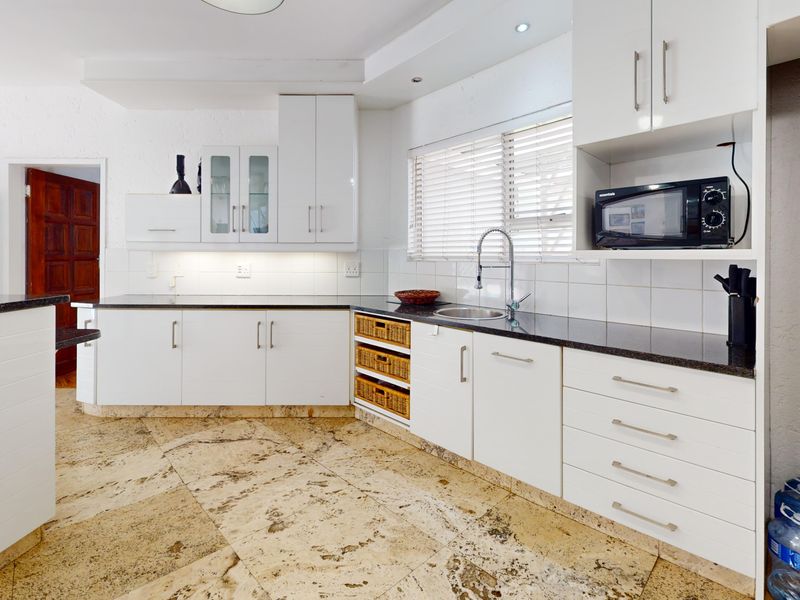 Elegant Family Living in a Sought-After Gated Estate – Sunward Park - Photo 7