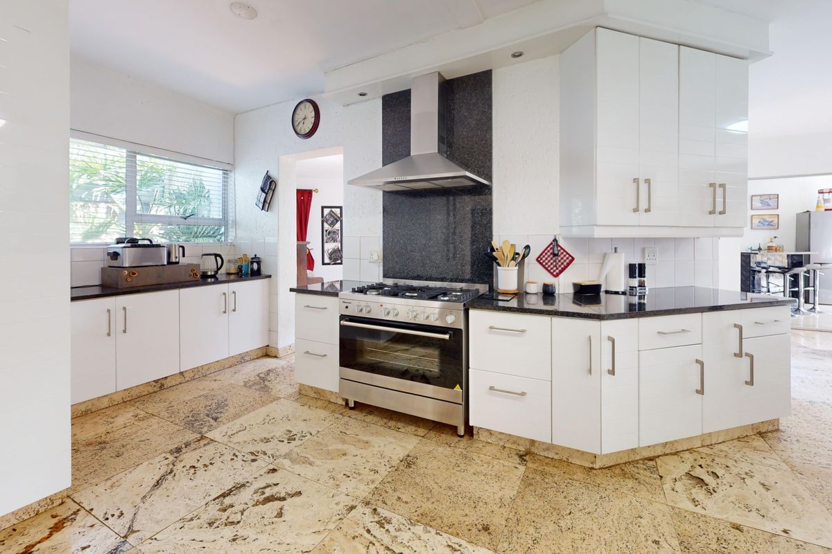 Elegant Family Living in a Sought-After Gated Estate – Sunward Park - Photo 2