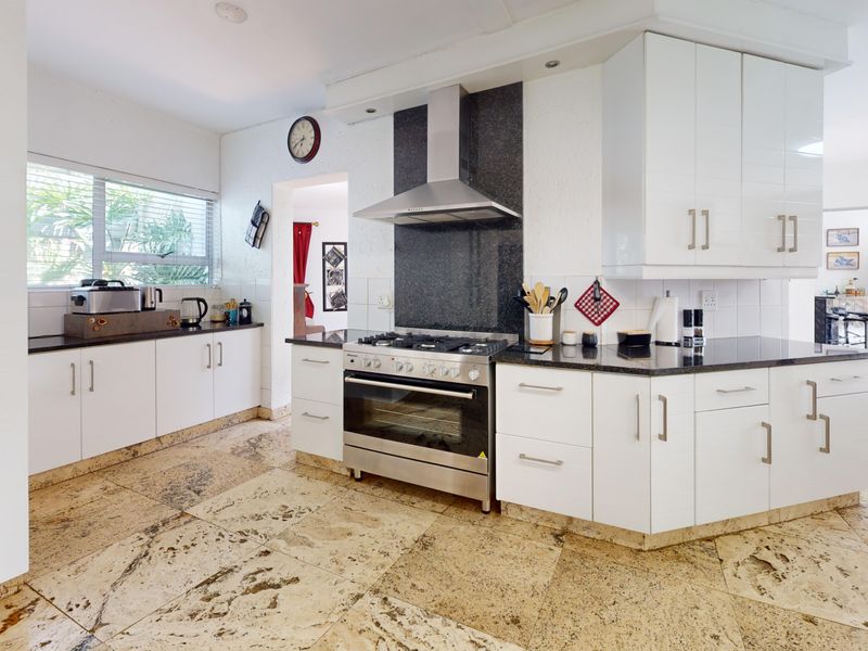 Elegant Family Living in a Sought-After Gated Estate – Sunward Park - Photo 6