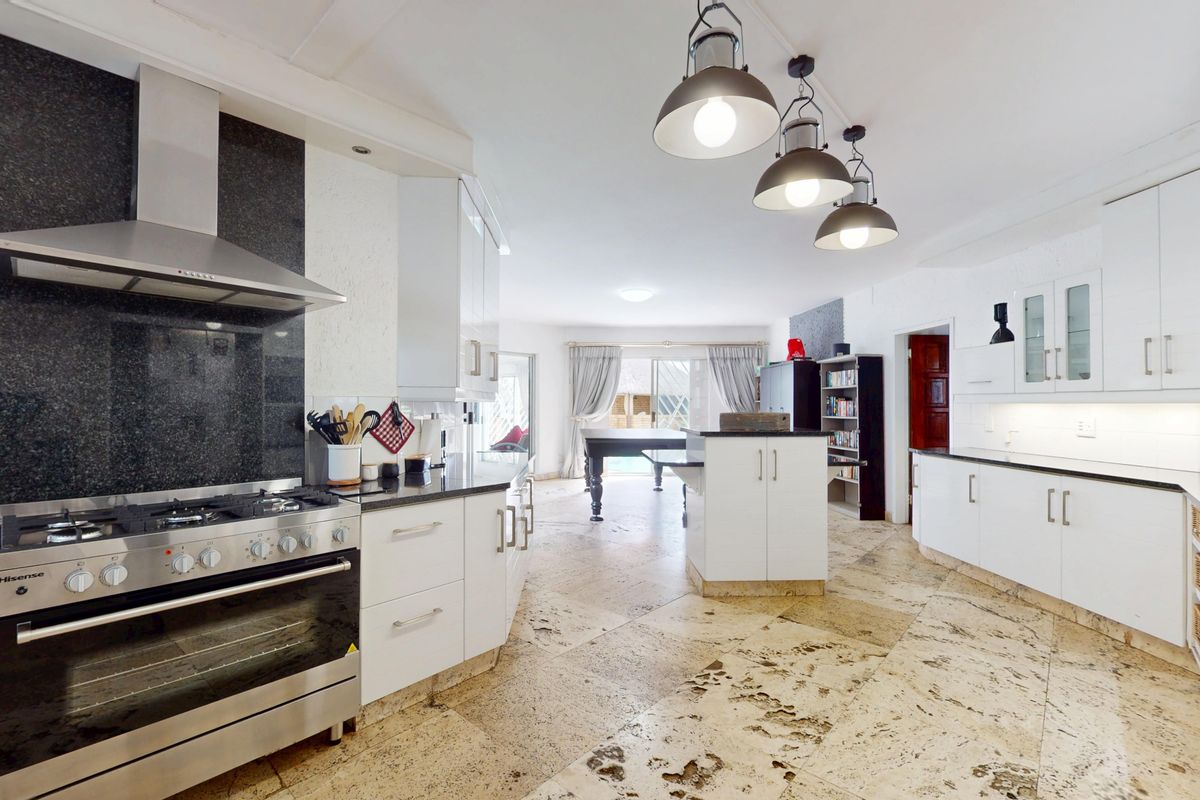 Elegant Family Living in a Sought-After Gated Estate – Sunward Park - Photo 3