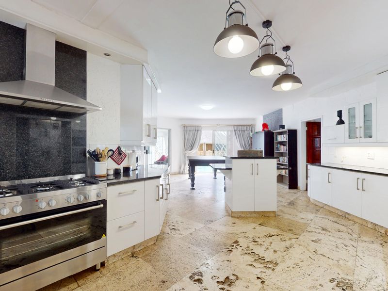 Elegant Family Living in a Sought-After Gated Estate – Sunward Park - Photo 3