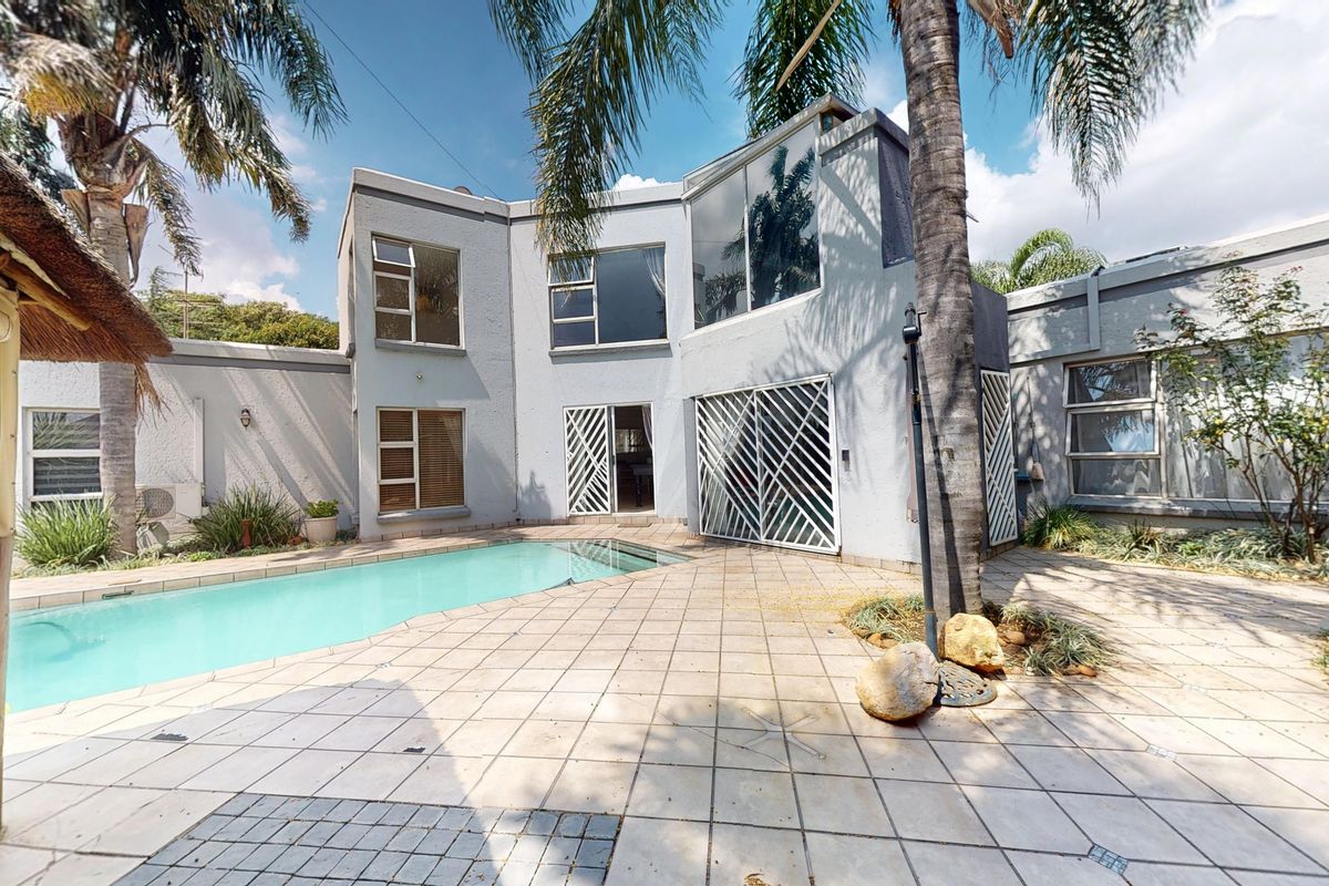 Elegant Family Living in a Sought-After Gated Estate – Sunward Park - Photo 2