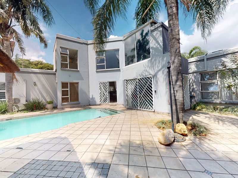 Elegant Family Living in a Sought-After Gated Estate – Sunward Park - Photo 2