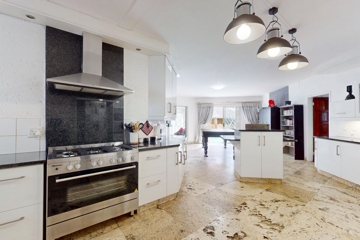 Elegant Family Living in a Sought-After Gated Estate – Sunward Park - Photo 5