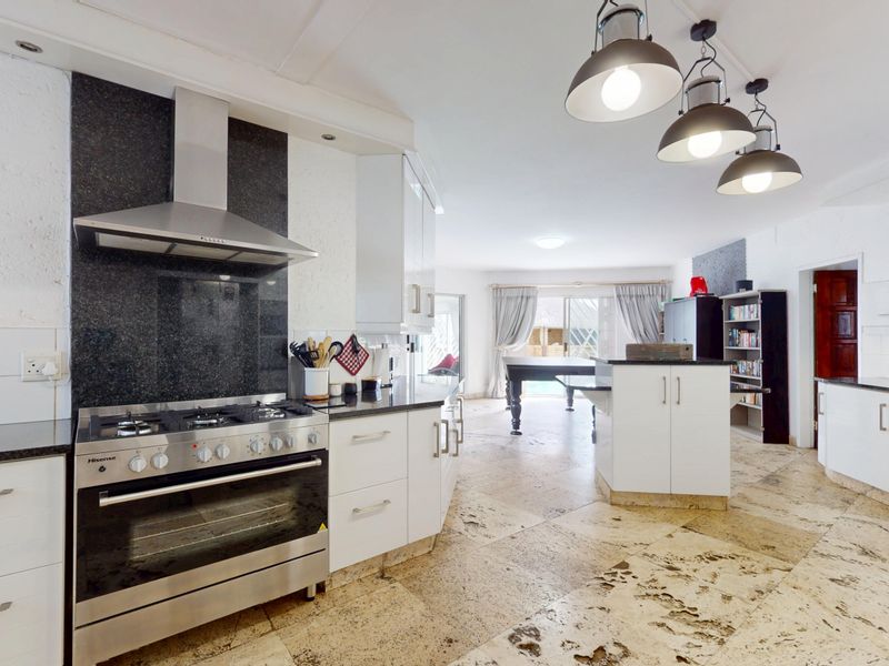 Elegant Family Living in a Sought-After Gated Estate – Sunward Park - Photo 5