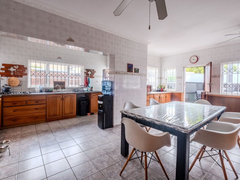 Luxury Living Designed for Large Families in the Heart of Durban North - Photo 8